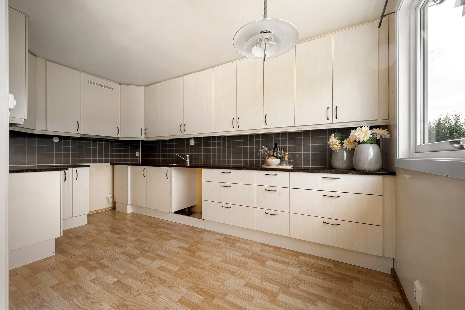 Det er godt med oppbevaringsplass i både overskap og underskap Galleribilde