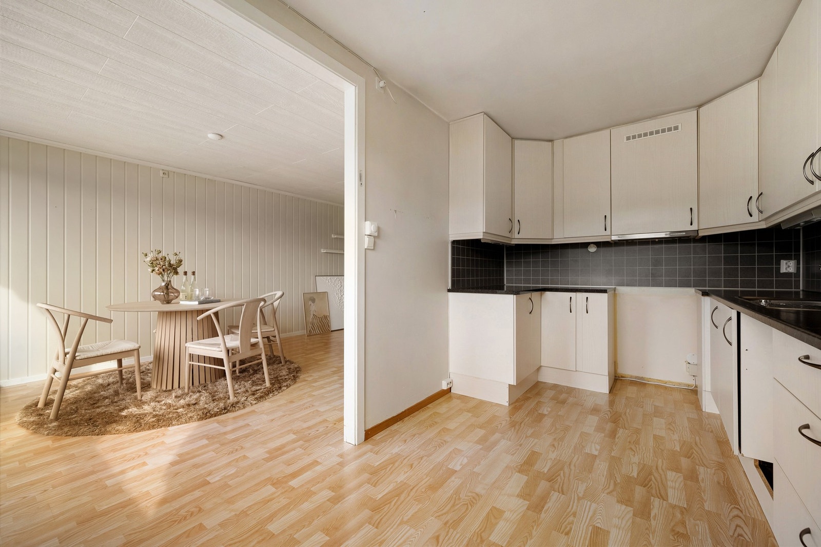 Den åpne kjøkkenløsningen er perfekt for matlaging og sosialt samvær Galleribilde