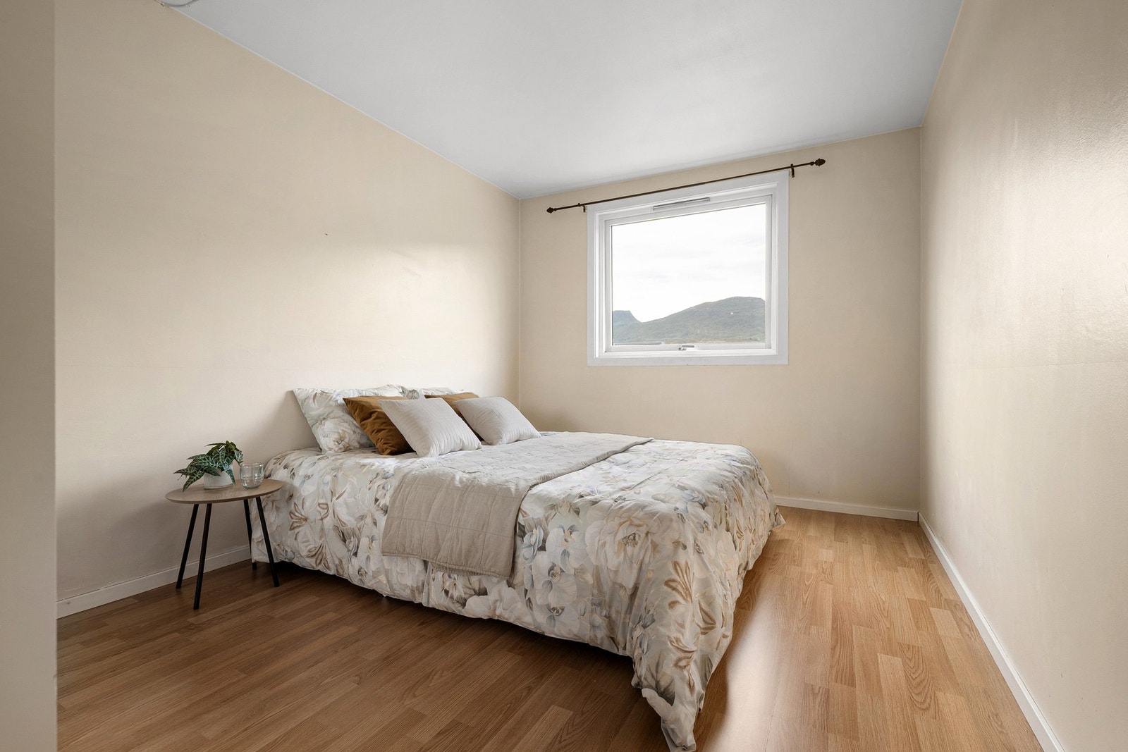 Romslig hovedsoverom med plass til dobbeltseng Galleribilde