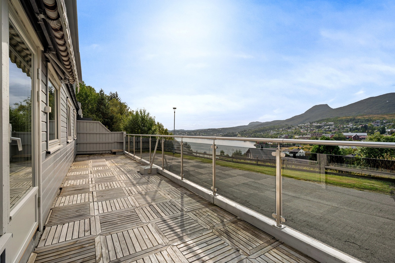 Stor balkong og rikelig med plass til utemøbler Galleribilde