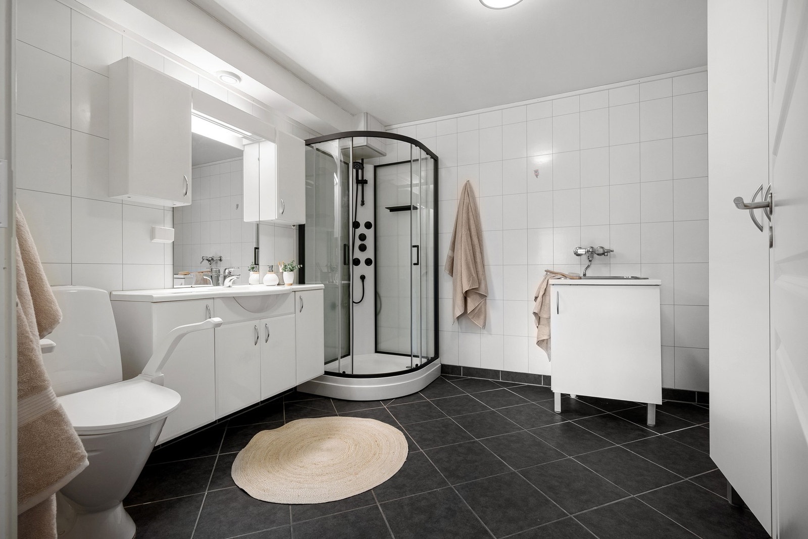 Dusjkabinett og opplegg for vaskemaskin Galleribilde