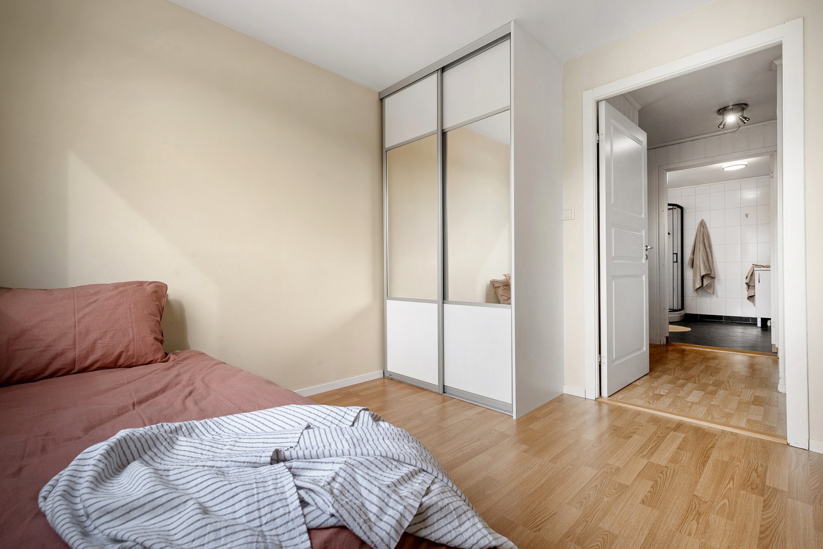Soverom 2 - her er det og innebygd garderobeskap Galleribilde
