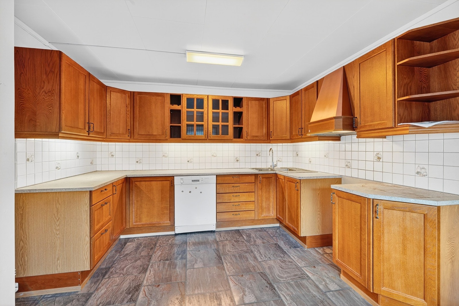 Romslig kjøkken i hovedetasjen. Galleribilde