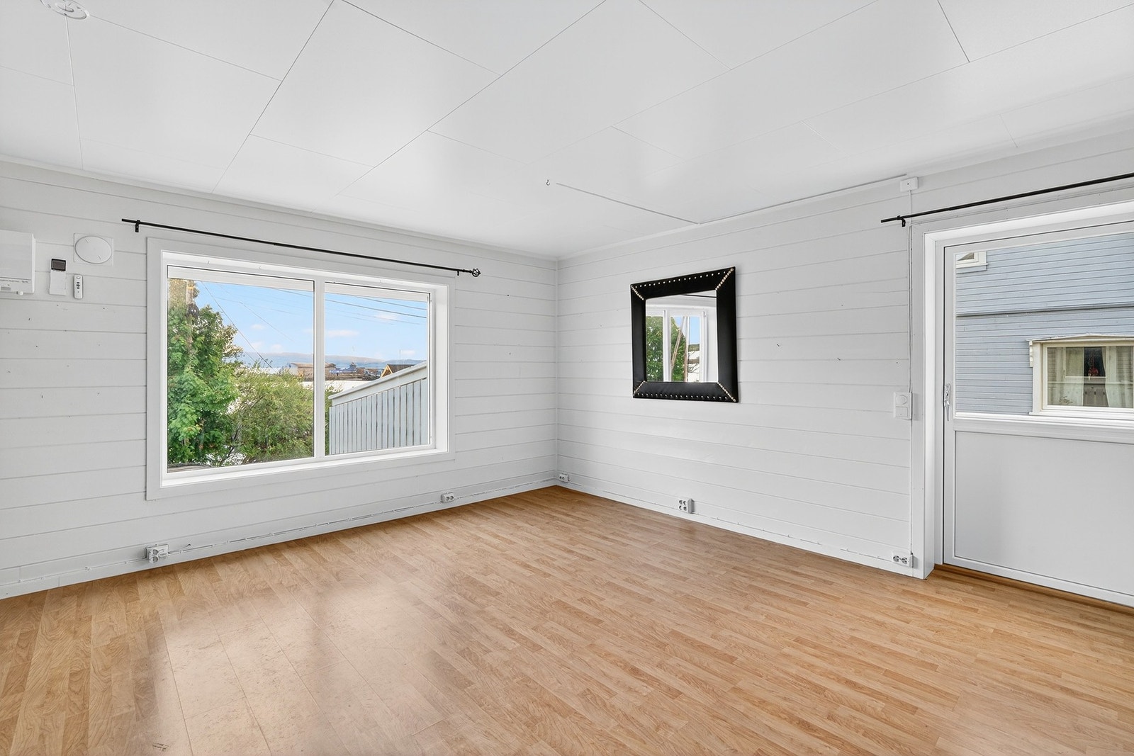 Stuen er lys og romslig. Her kan man enkelt møblere med flere sittegrupper. Galleribilde