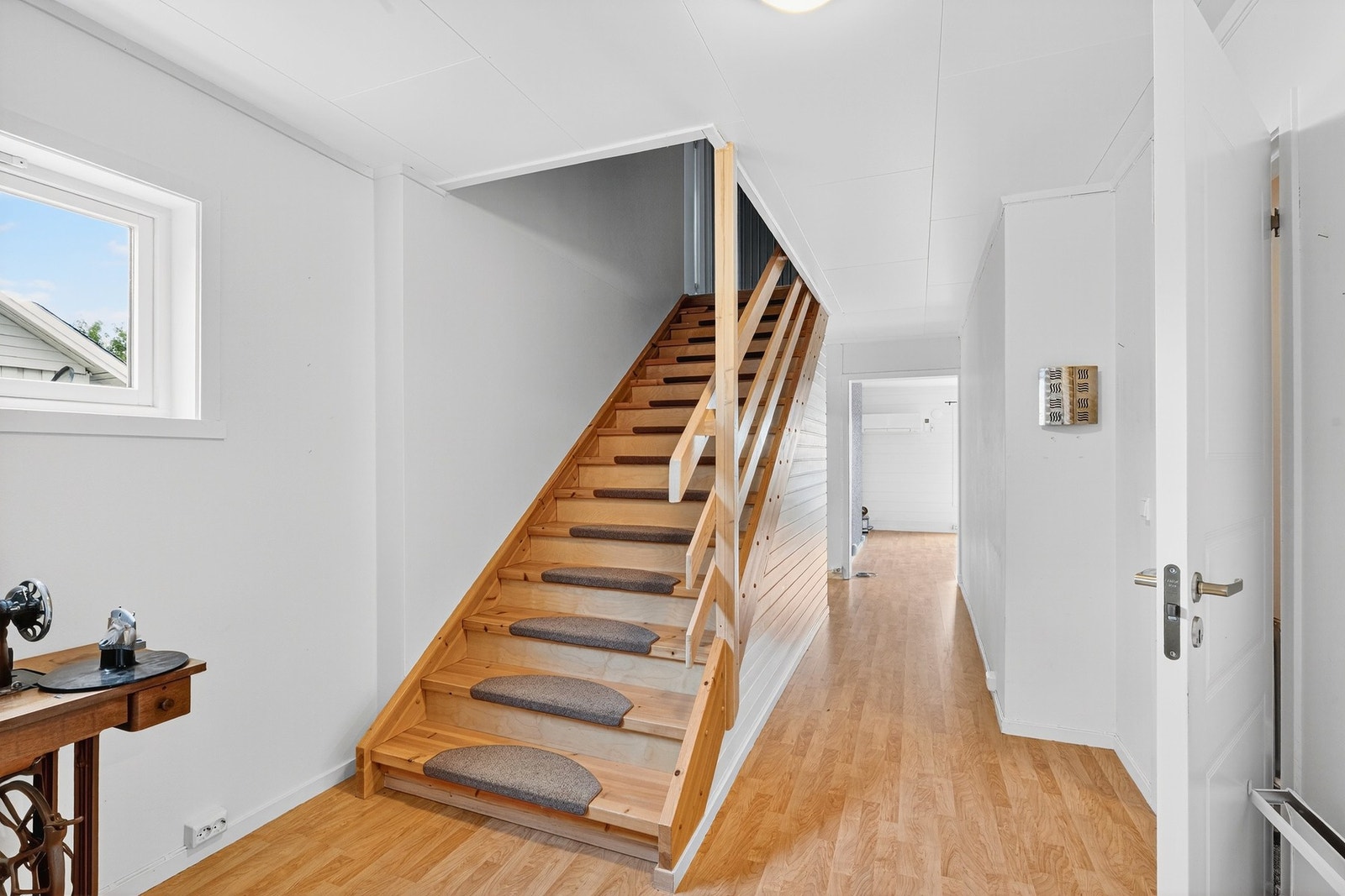 Velkommen inn! Romslig entre i hovedetasjen Galleribilde