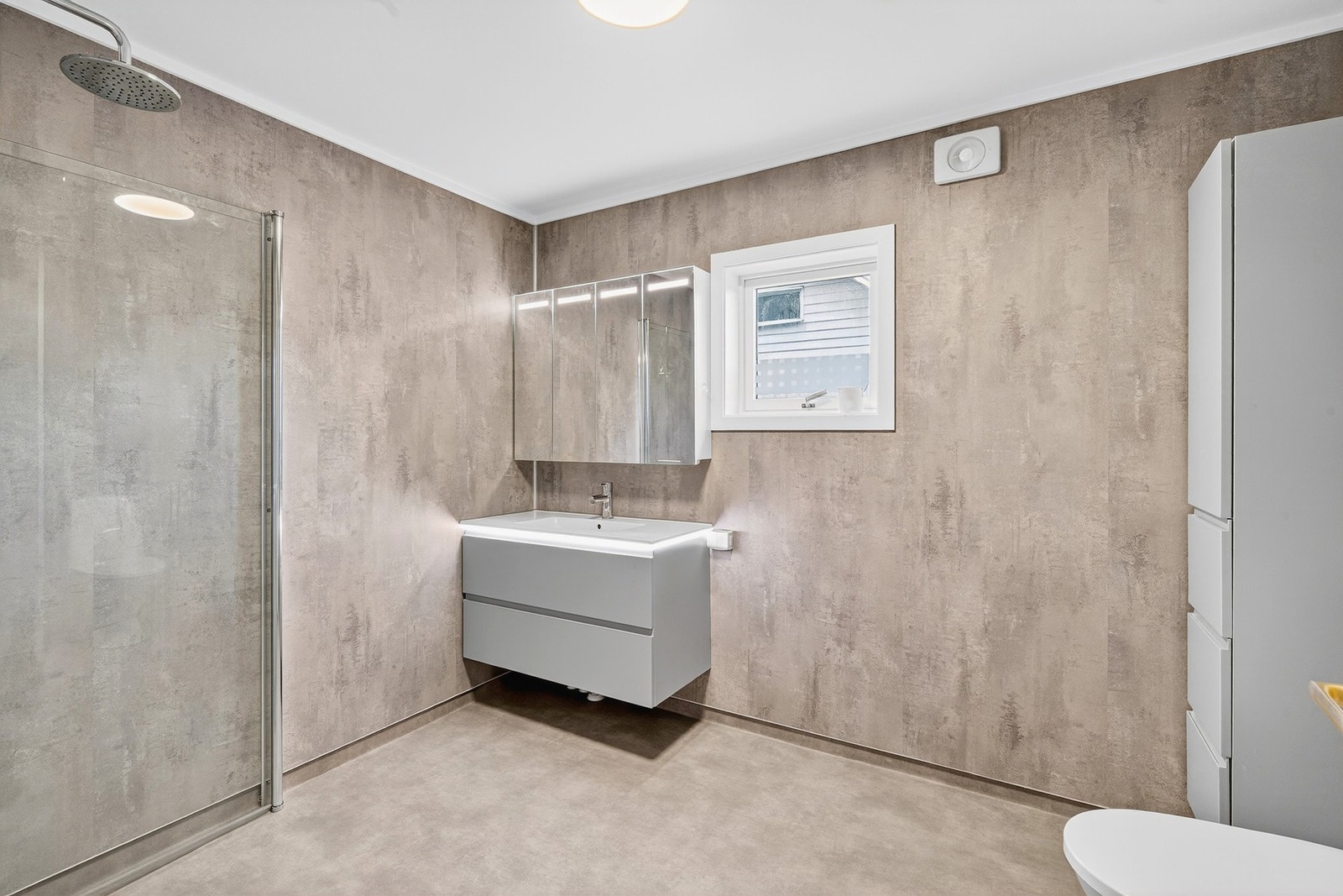 Badet ble pusset opp i 2025 og fremstår som moderne. Galleribilde