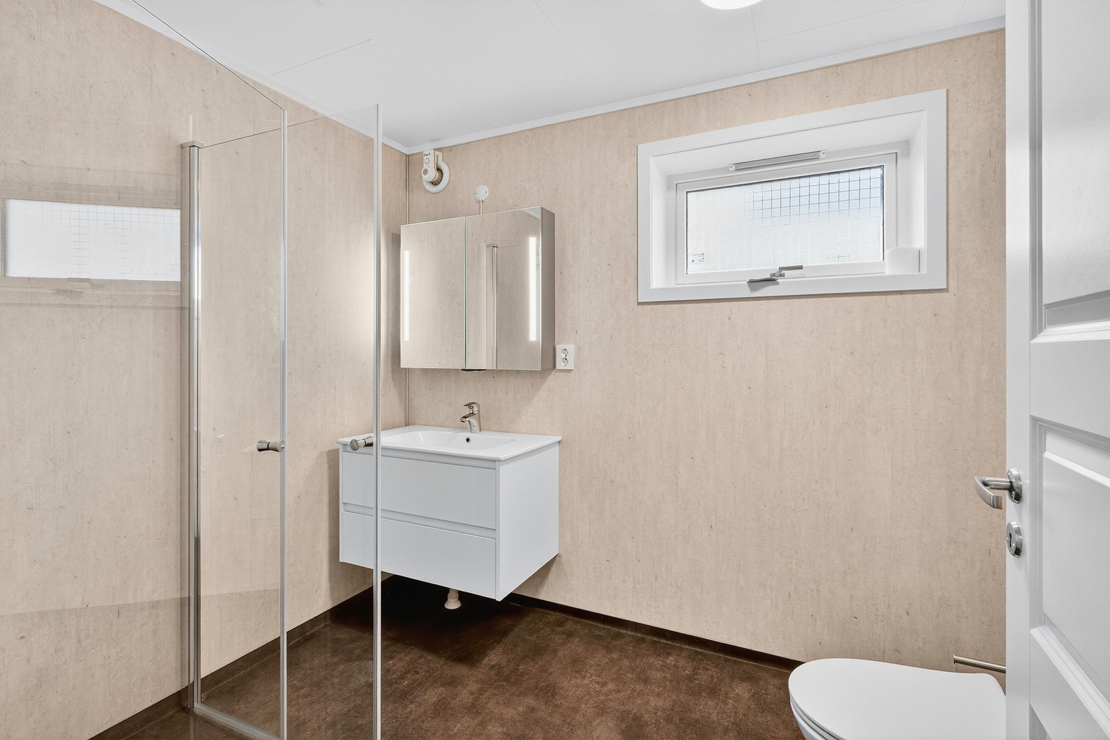 Pent og moderne bad med innfellbare dusjdører. Galleribilde