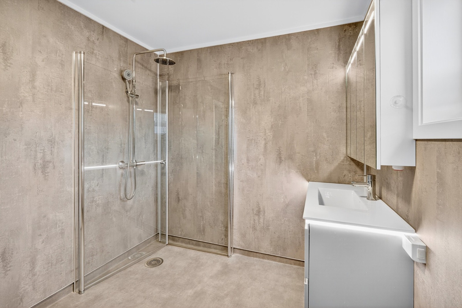 Her er det dusjhjørne, servant med belyst overskap, toalett og gulvvarme. Galleribilde