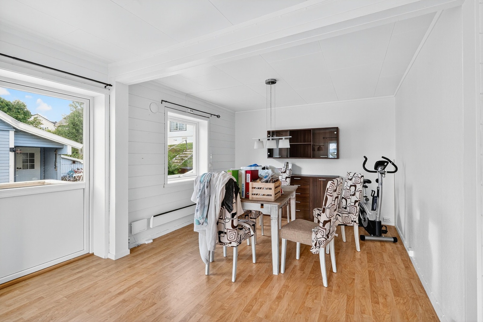 Stue i hovedetasjen med utgang til balkong. Galleribilde