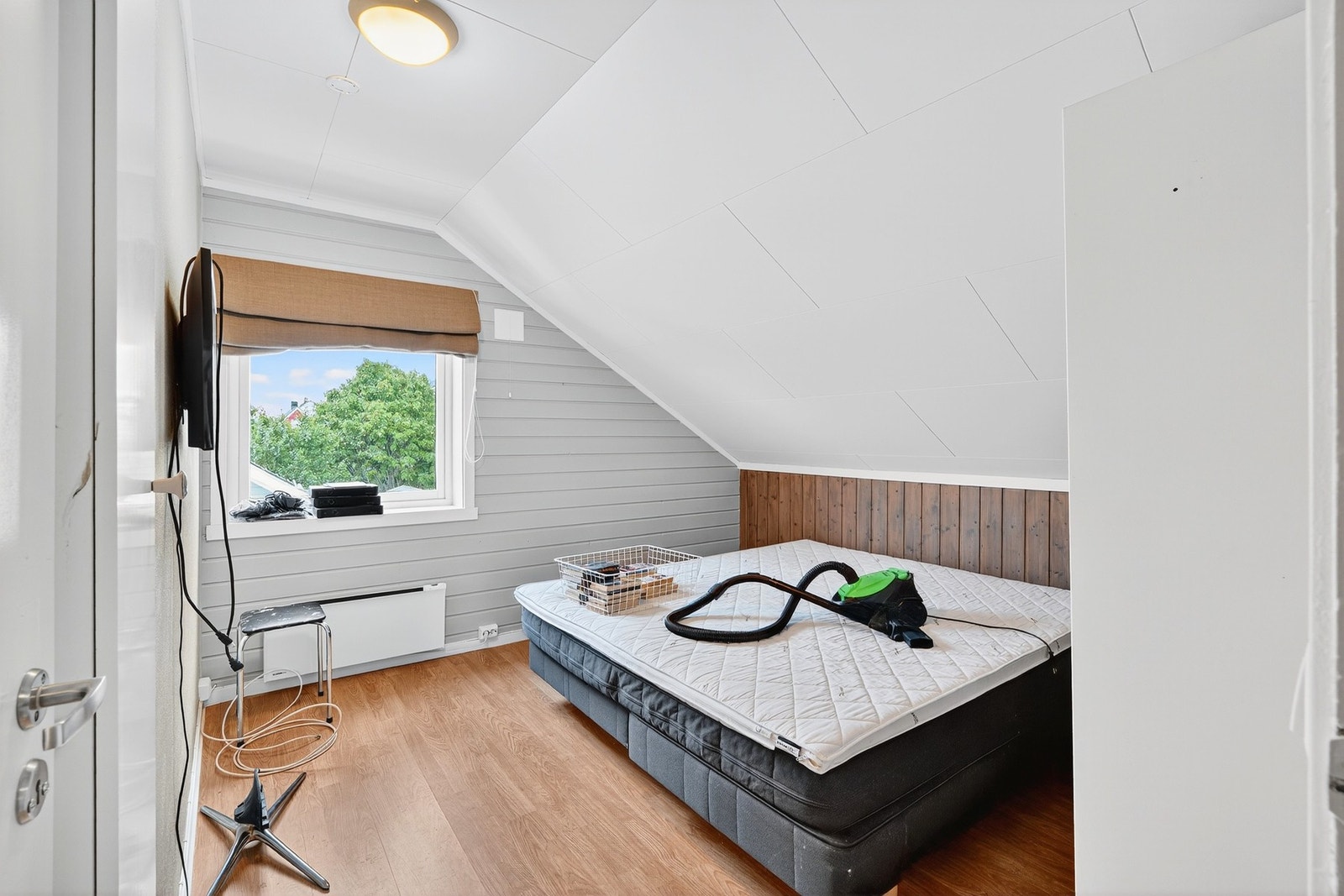 I andre etasje er det 3 romslige soverom, ett toalett og 2 boder. Galleribilde