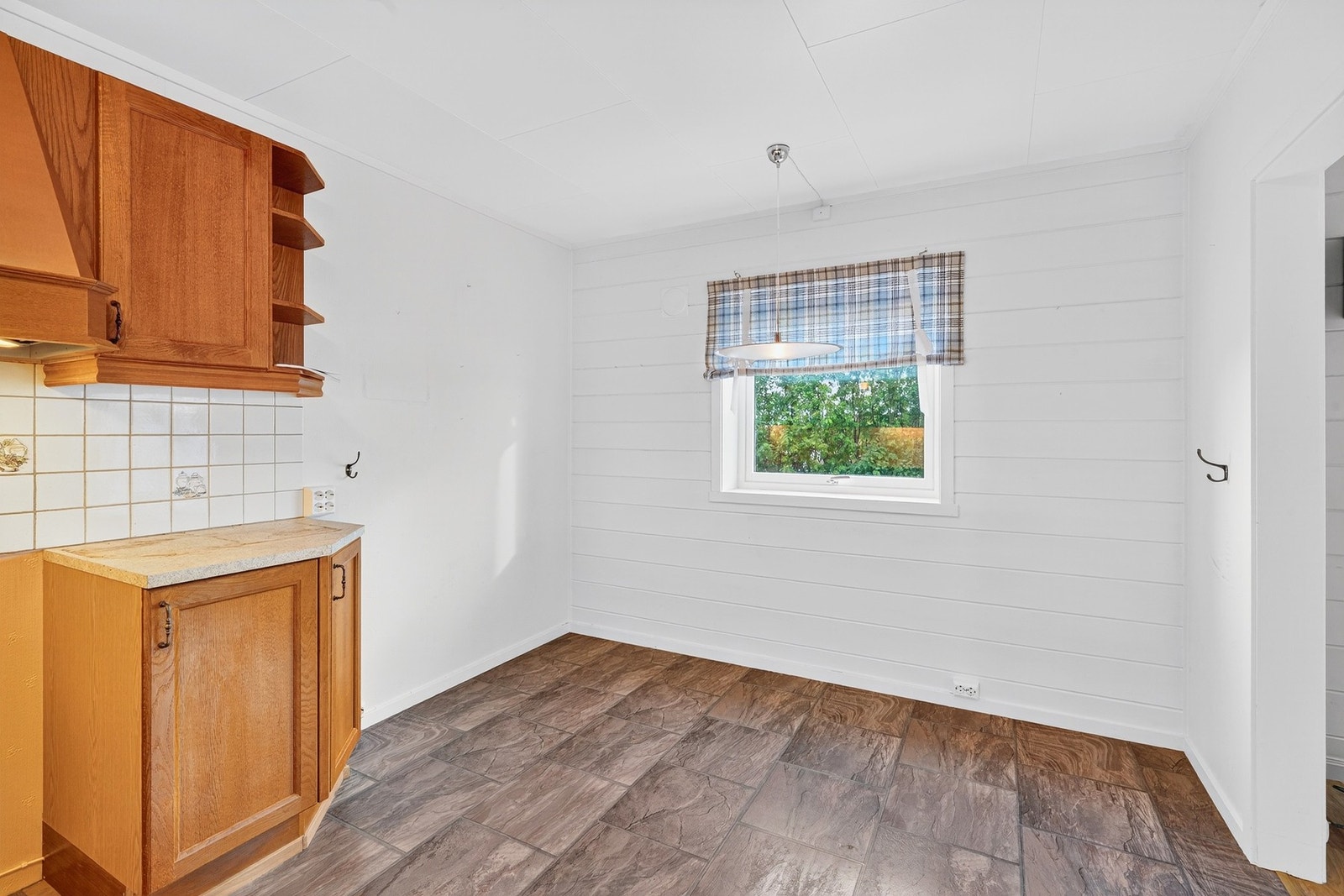 Ved kjøkkenet er det også plass til en spisegruppe. Galleribilde