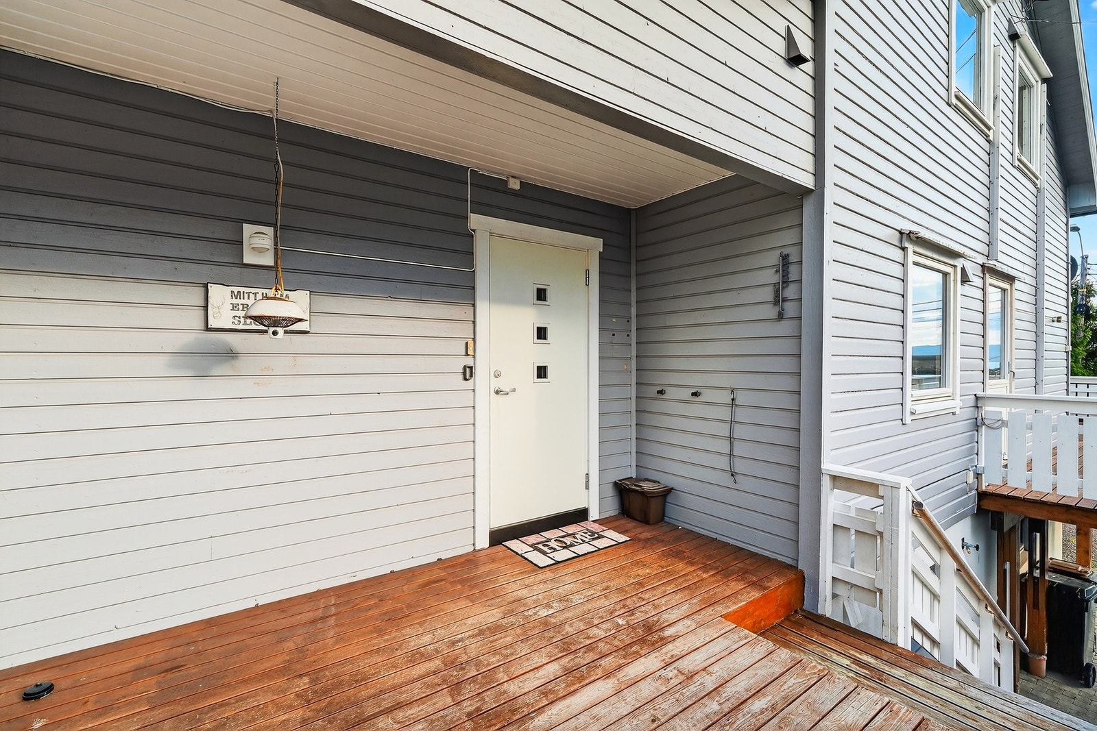 Inngangsparti mot vest. Galleribilde