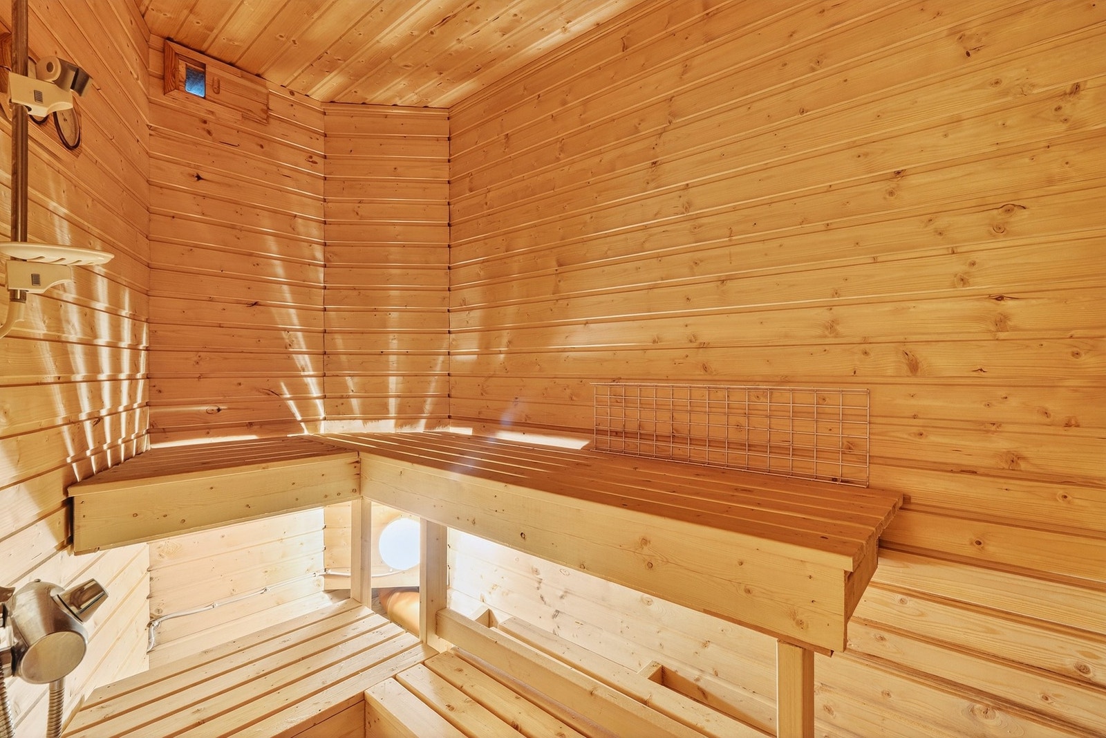 I kjelleren er det også en romslig badstue med pen standard. Galleribilde