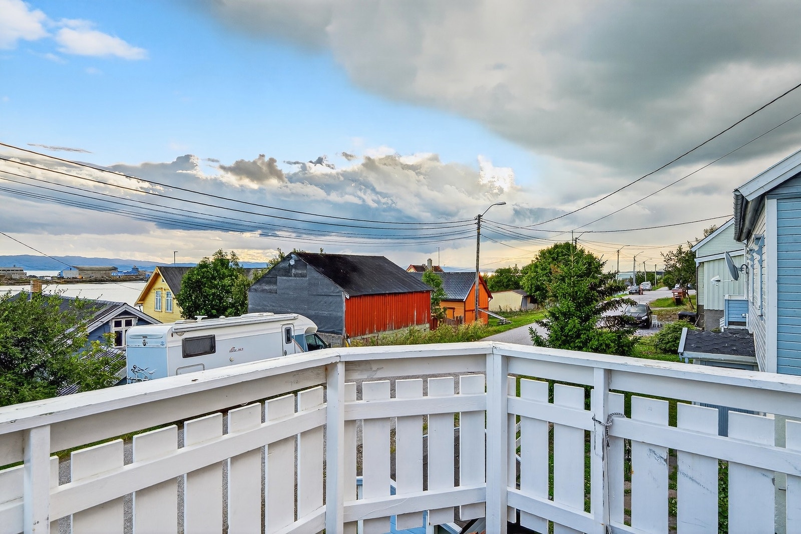 Huset ligger på en høyde over havnebassenget og har pen utsikt. Galleribilde