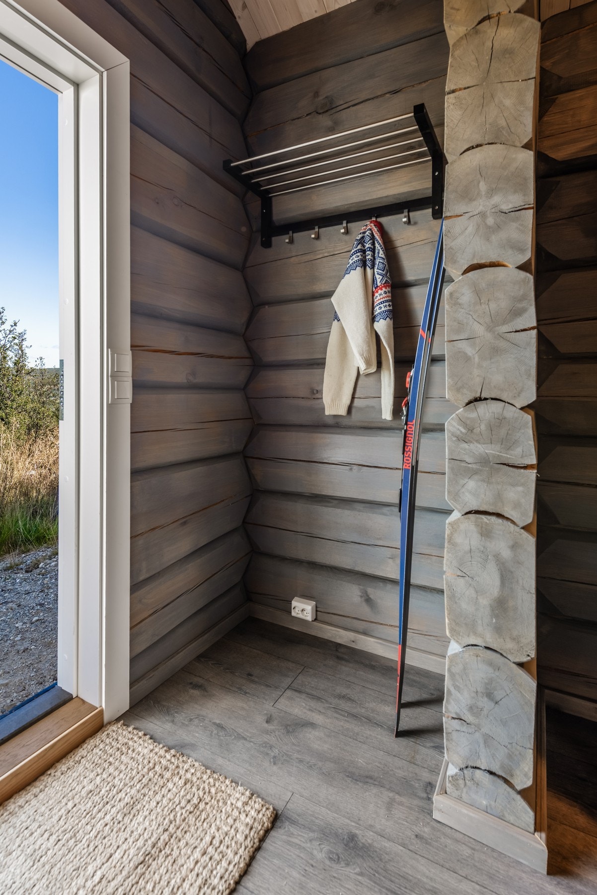 Romslig entré med praktisk plass for oppheng av yttertøy Galleribilde