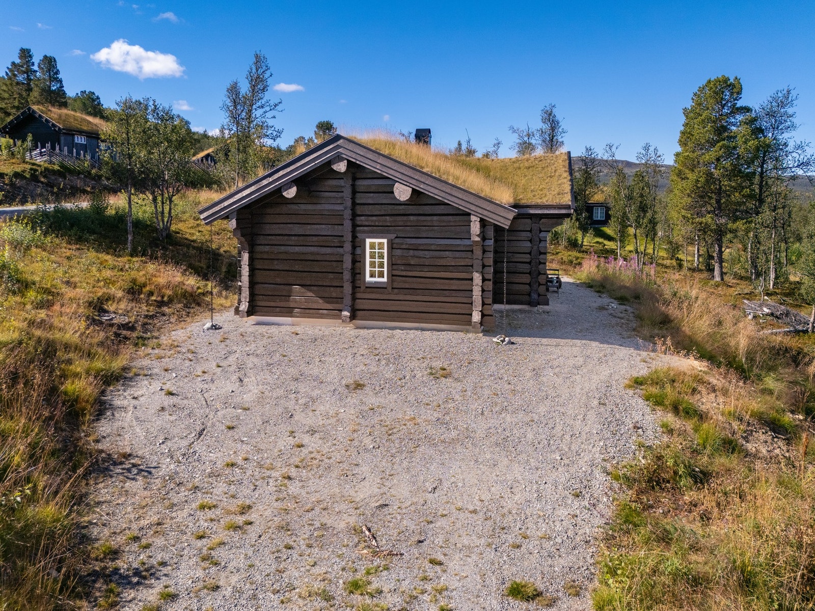 God plass til parkering utenfor hytten Galleribilde