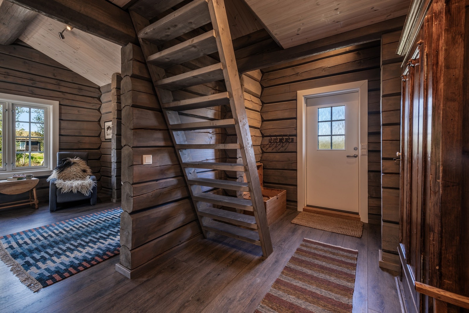 Trappen fra entréen går opp til hemsen Galleribilde