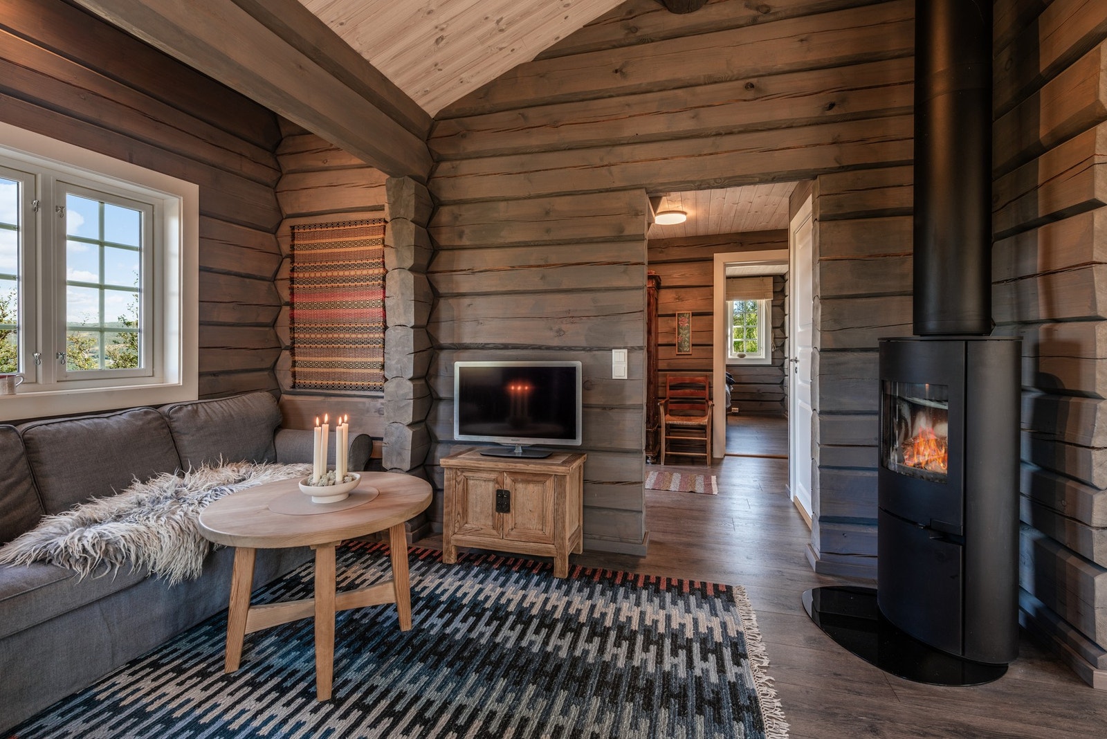 I stuen er det en peis som varmer godt på kalde vinterdager Galleribilde