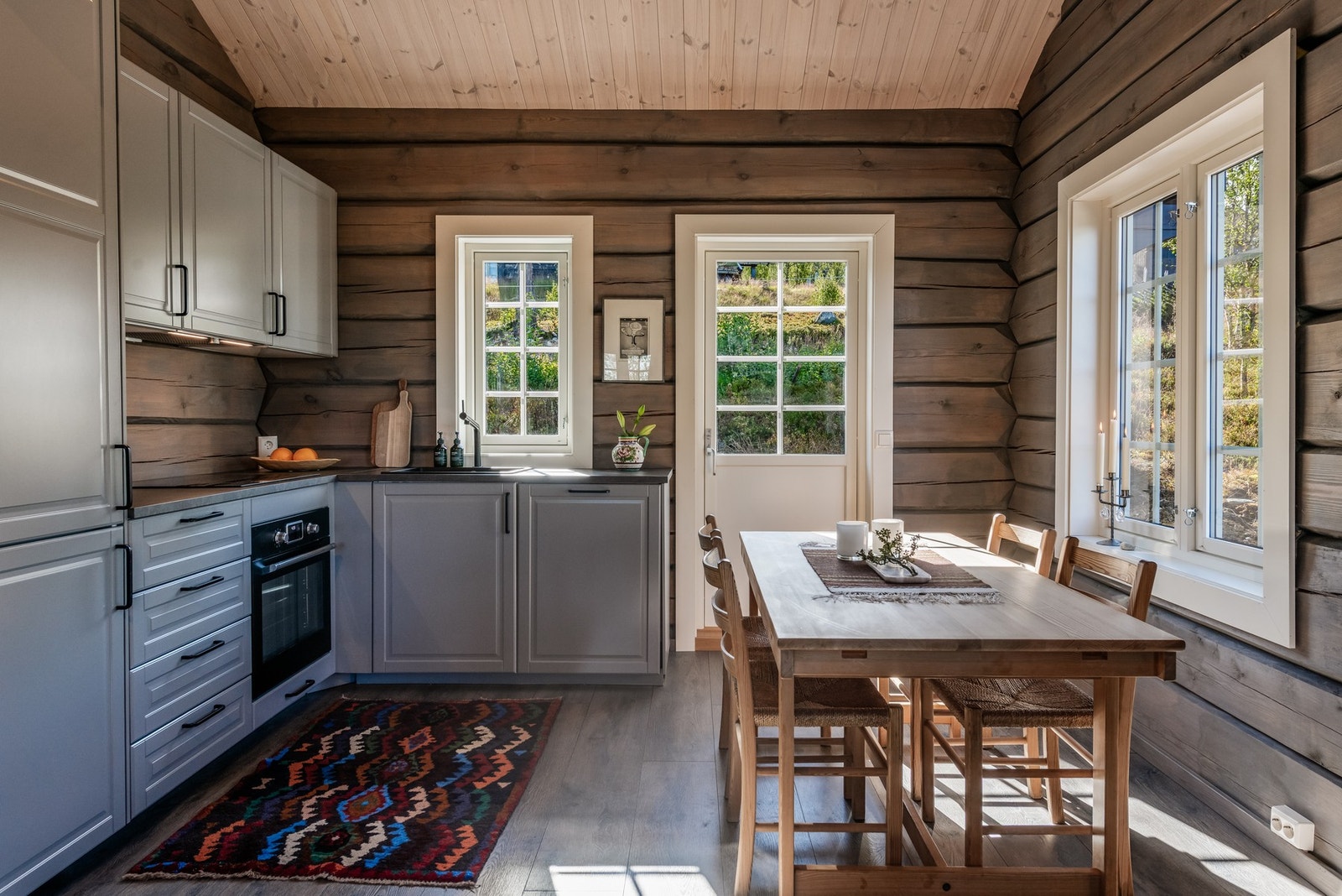 Vinduene slipper inn godt med naturlig lys som gir rommet et løft Galleribilde