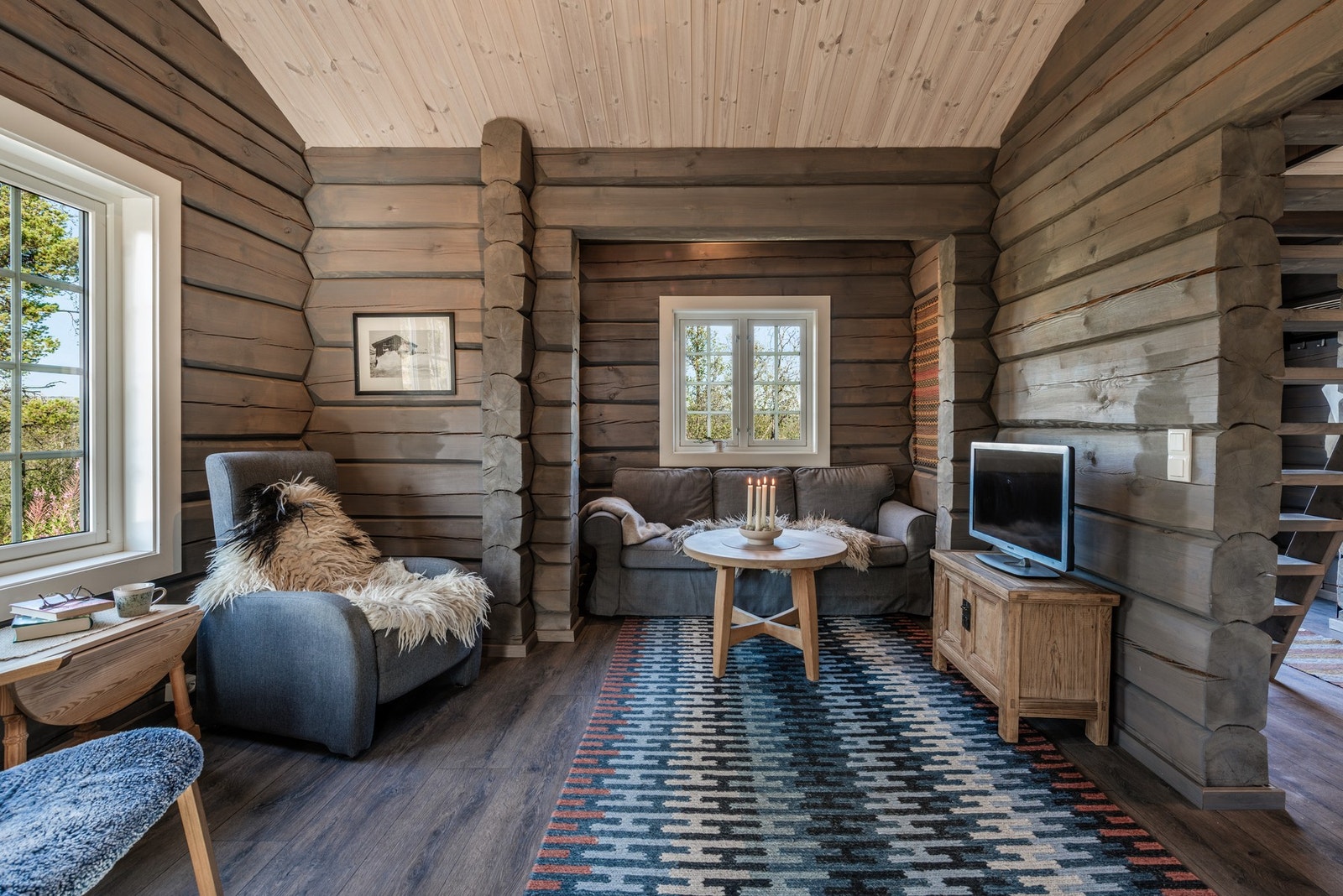 Hytten har en praktisk planløsning med naturlig inndeling Galleribilde