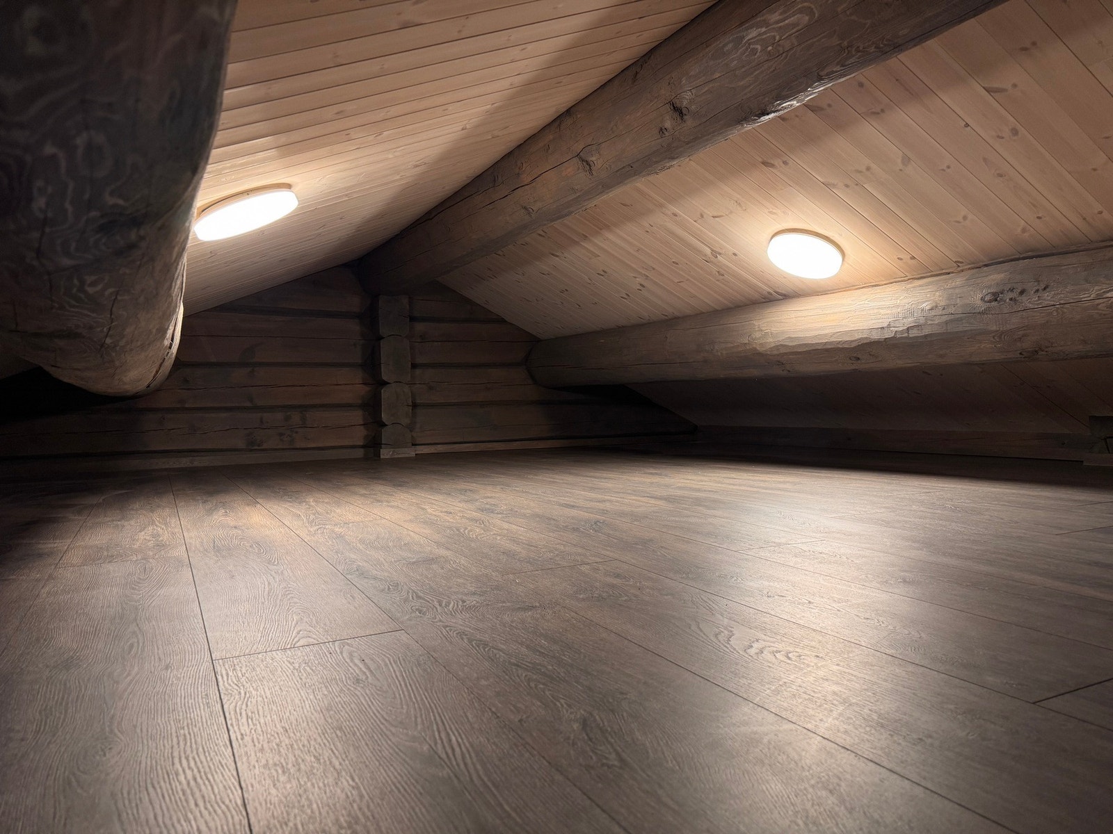 Hyttens hems - godt egnet til oppbevaring Galleribilde