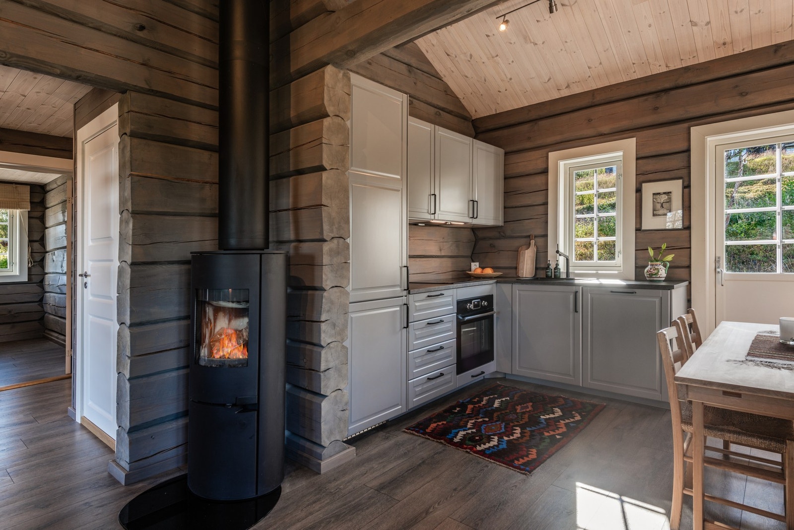 Kjøkkenet har integrerte hvitevarer Galleribilde