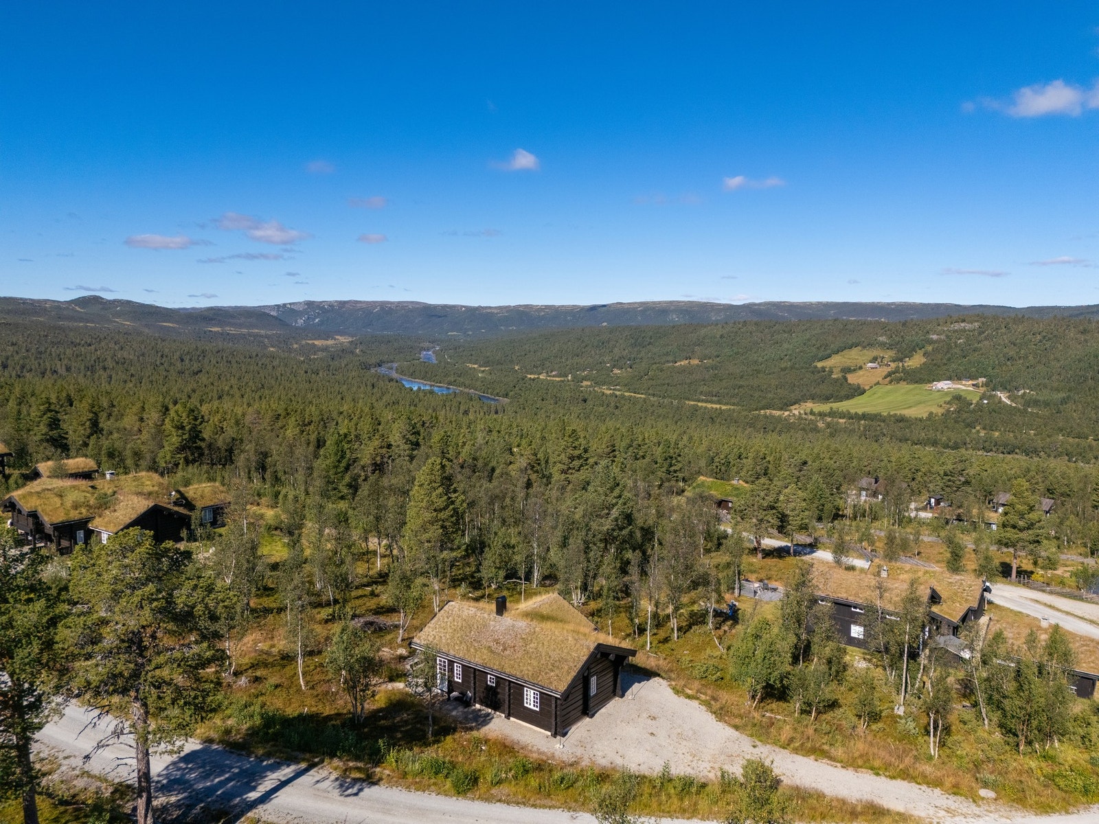 God plass til parkering utenfor hytten Galleribilde