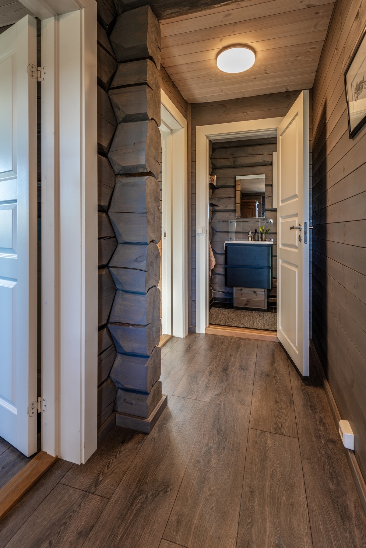 Fra entré har du to soverom på venstre hånd, og badet rett frem Galleribilde