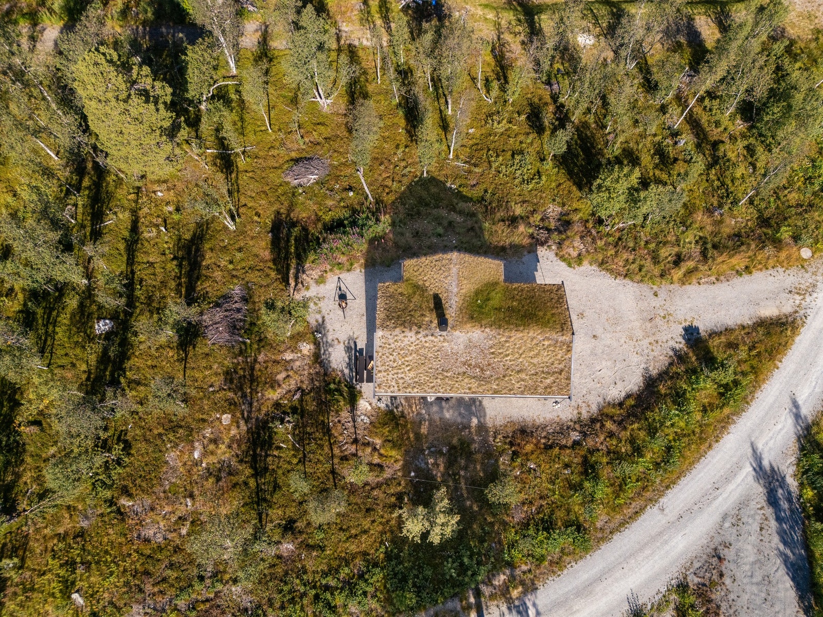 Hytten har sjarmerende torvtak som gir det lille ekstra Galleribilde