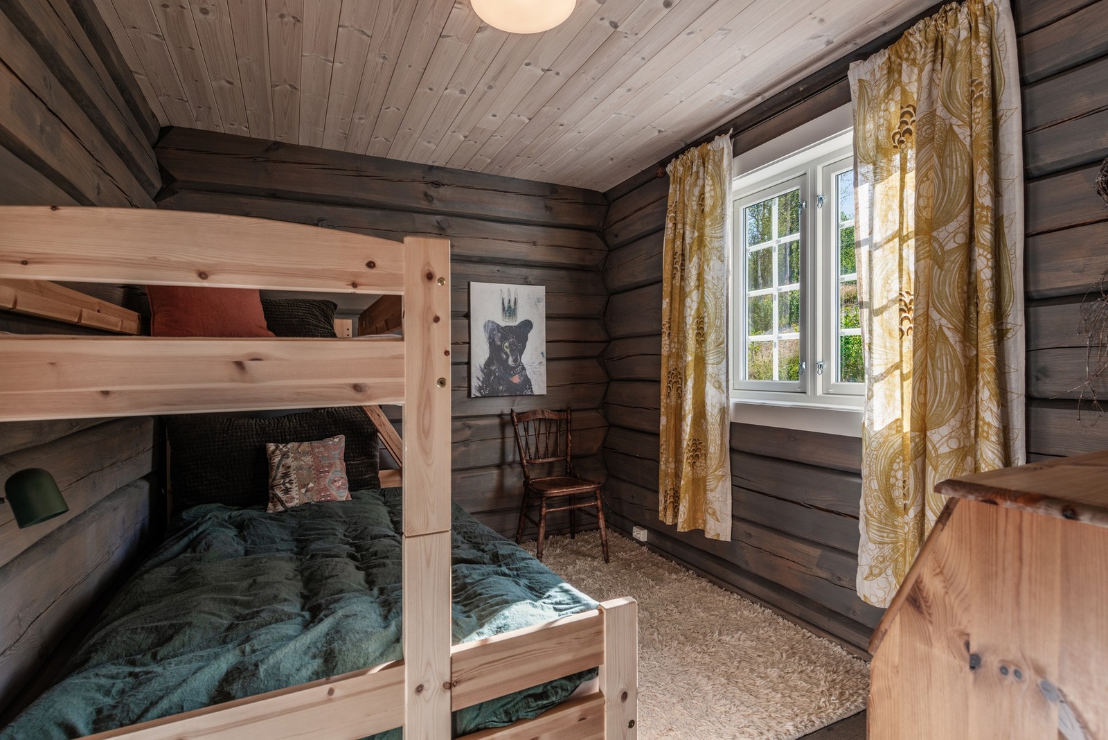 Hyttens andre soverom med god plass til familiekøyeseng Galleribilde