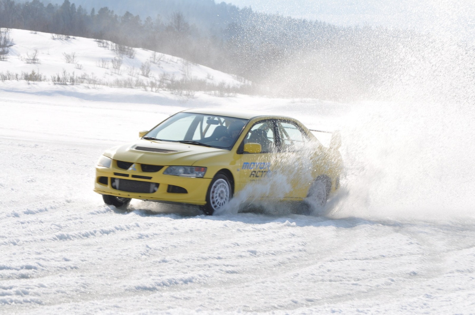 Elsker du fart og spenning er isbanekjøring med Dagali Opplevelser midt i blinken Galleribilde