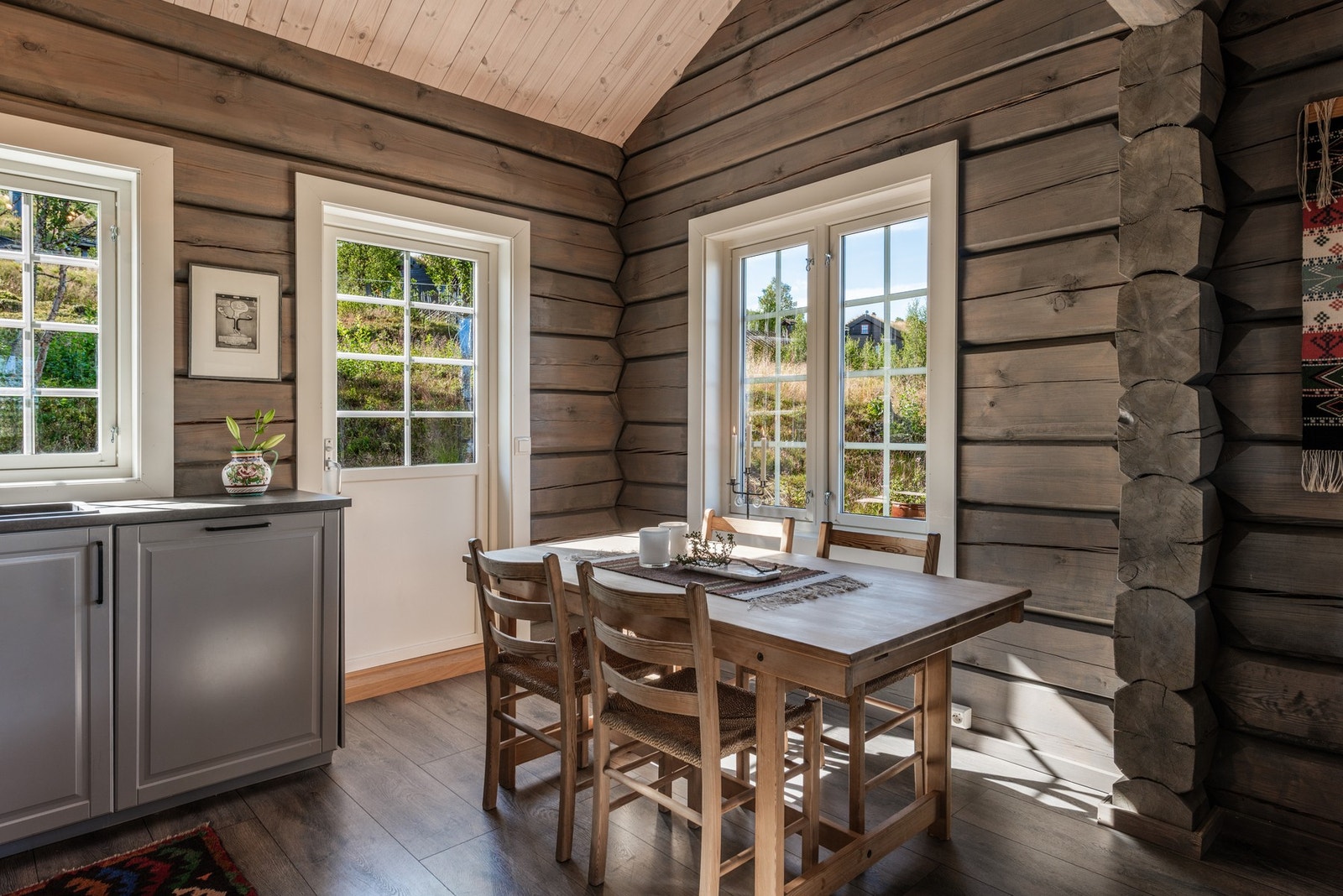 Herfra er det utgang til uteareal Galleribilde