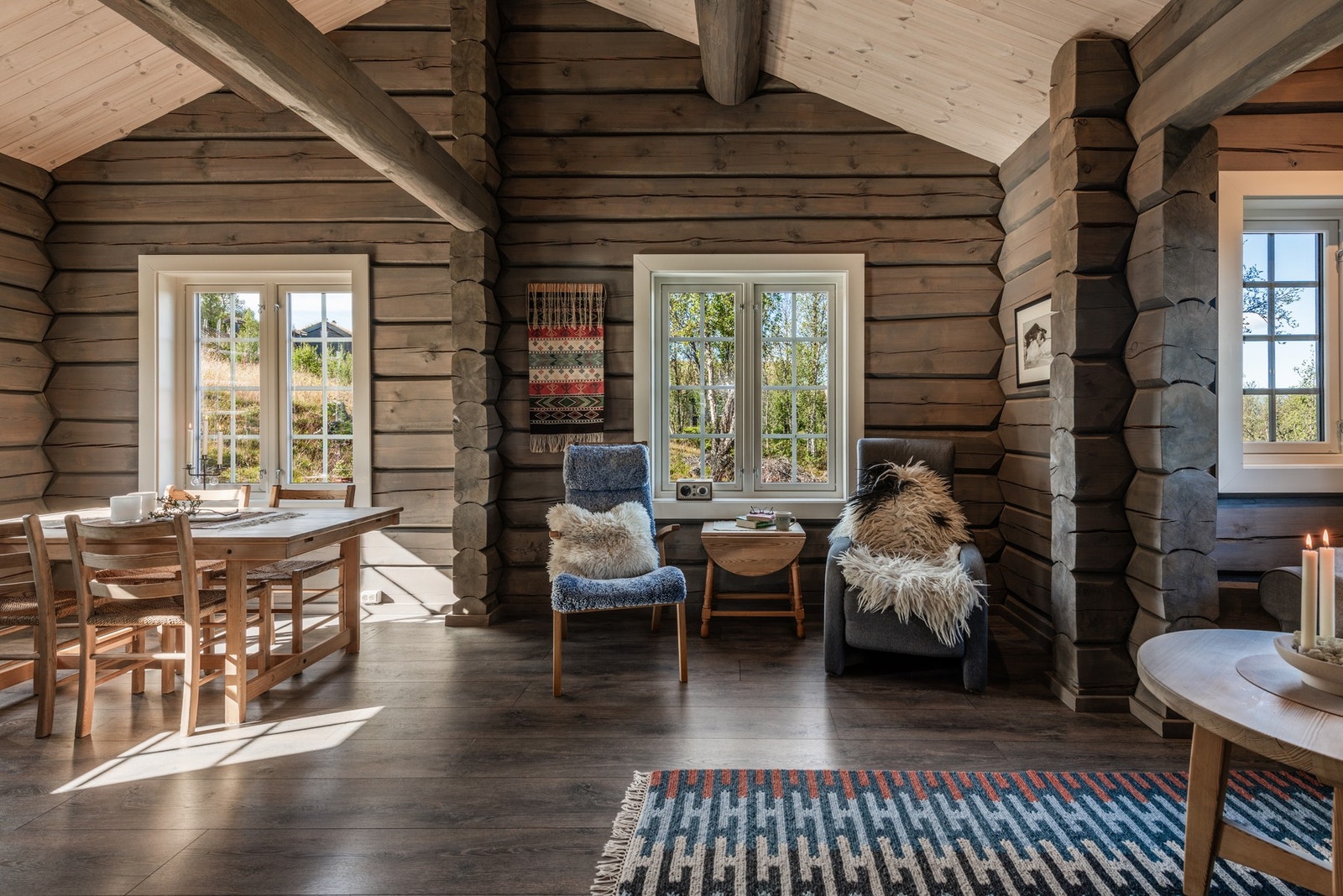 Åpen og koselig stue og spisestue Galleribilde