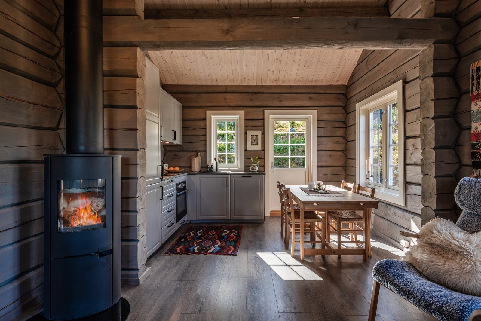 Åpen løsning med kjøkken og stue Galleribilde