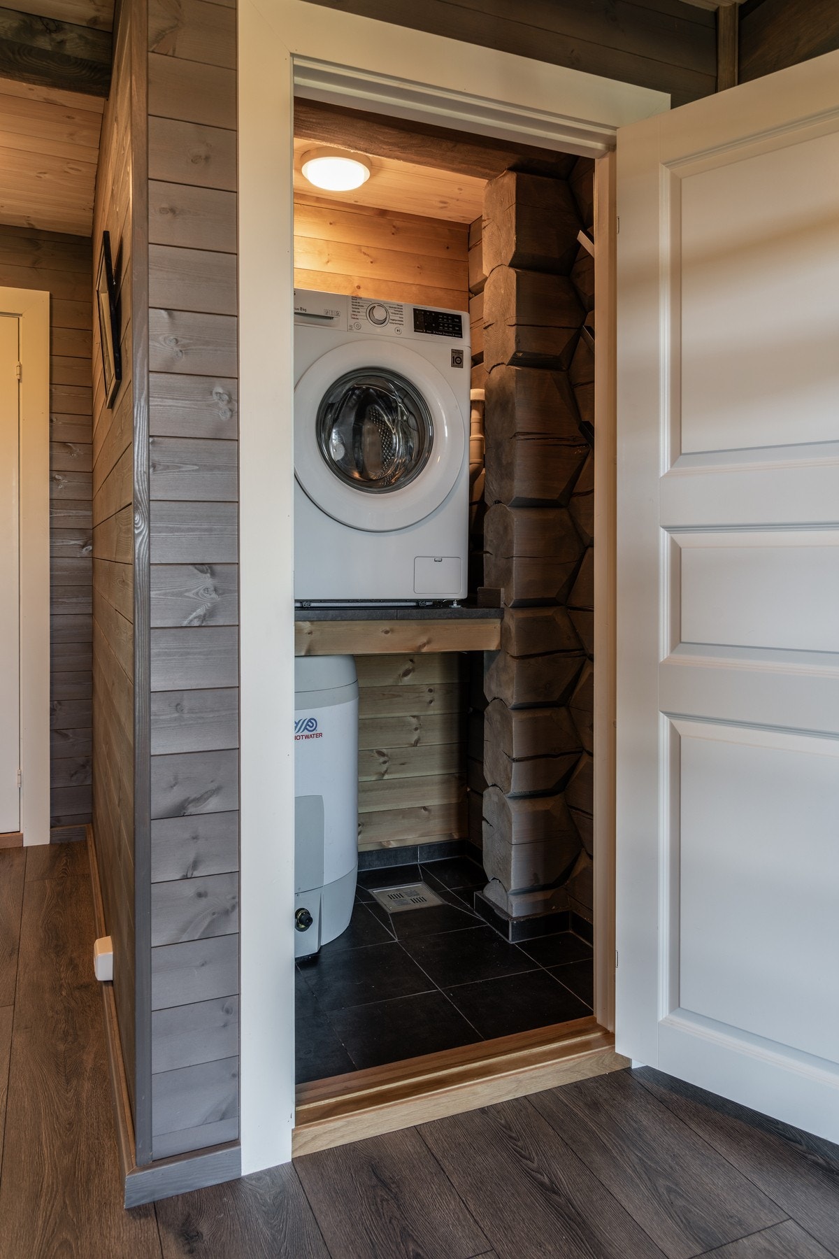 Teknisk rom med opplegg for vaskemaskin Galleribilde