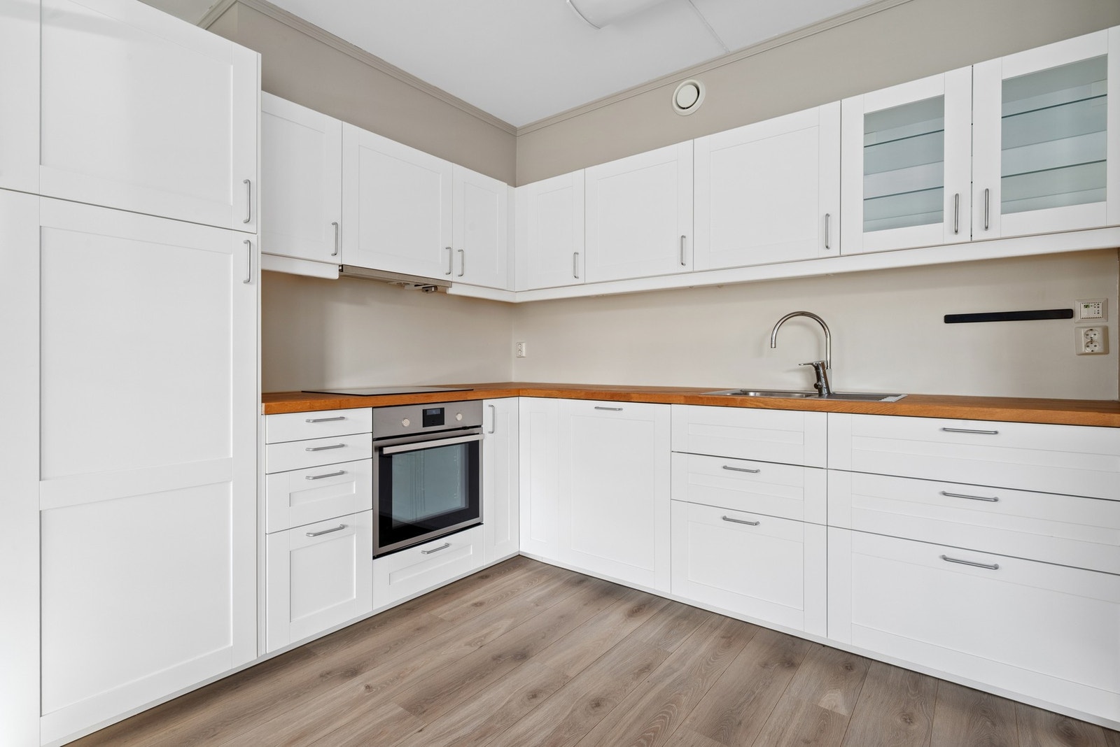 Kjøkkenet har rikelig med skap og benkeplass. Galleribilde