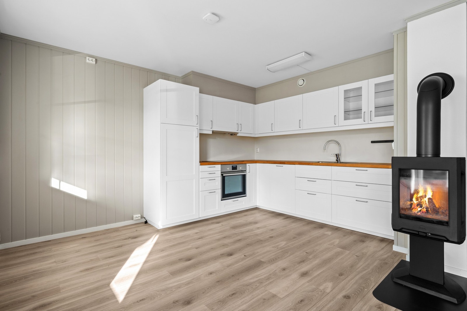 Det er åpen stue kjøkken løsning på totale 30m². Galleribilde