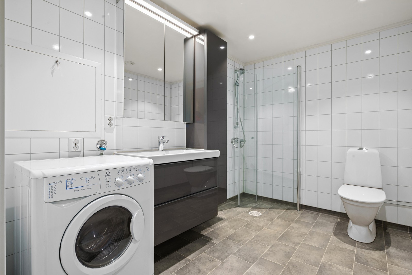 Bad på 6m². Badet har opplegg for vaskemaskin. Galleribilde