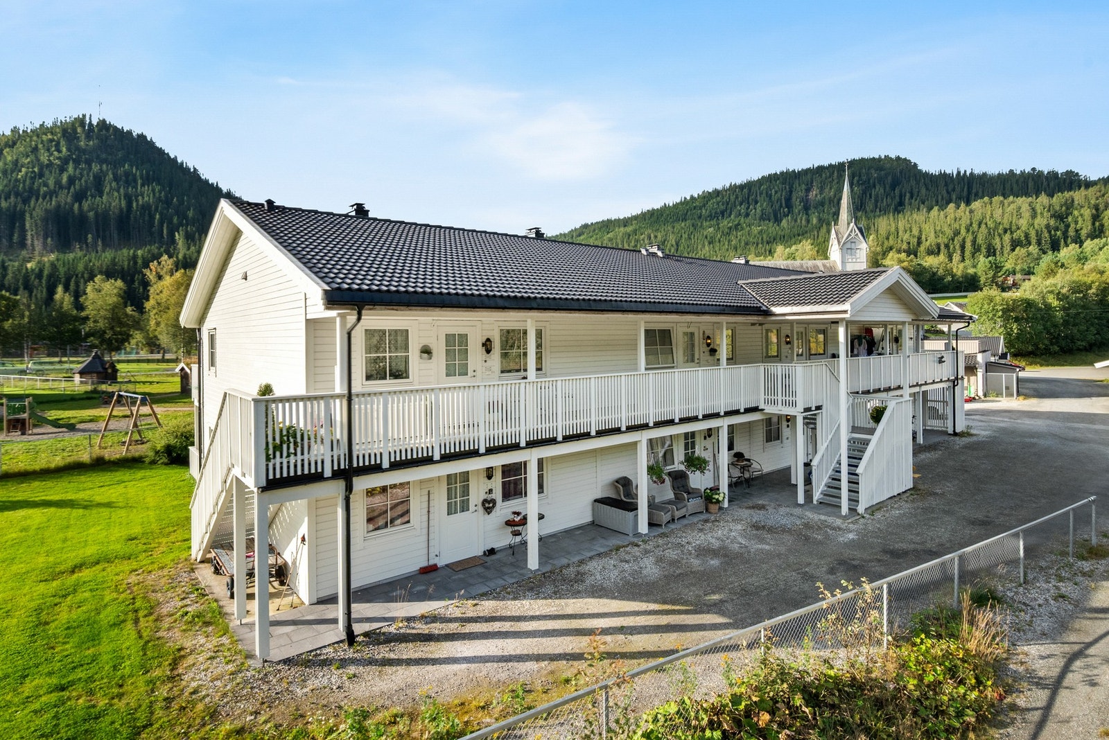 Det er pent opparbeidet ute område med plen og parkeringsplass. Galleribilde