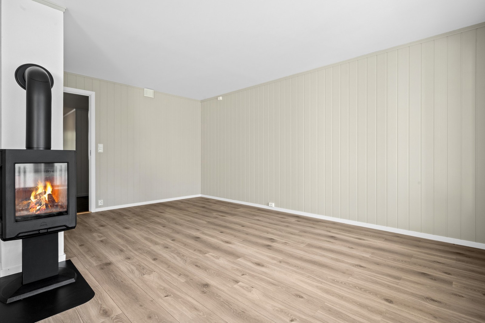 Boligen er utstyrt med vedovn og elektrisk oppvarming. Galleribilde