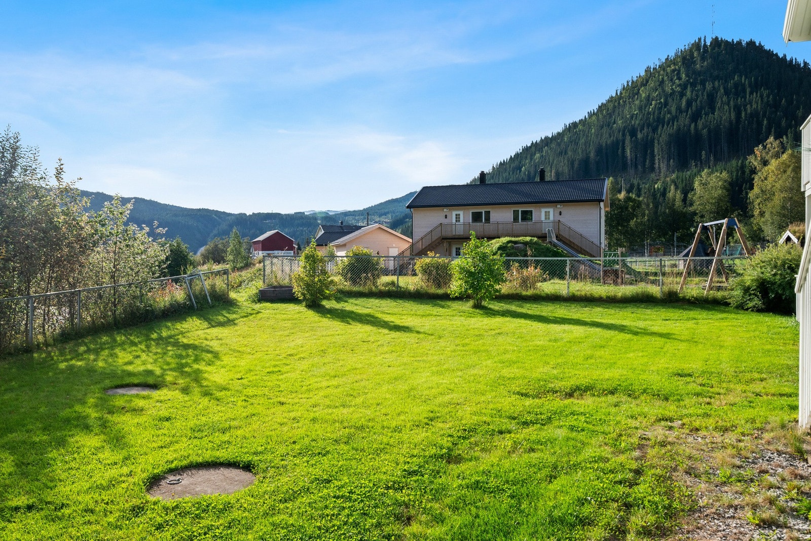 Boligen ligger med kort gange ned til dagligvarebutikk. Galleribilde