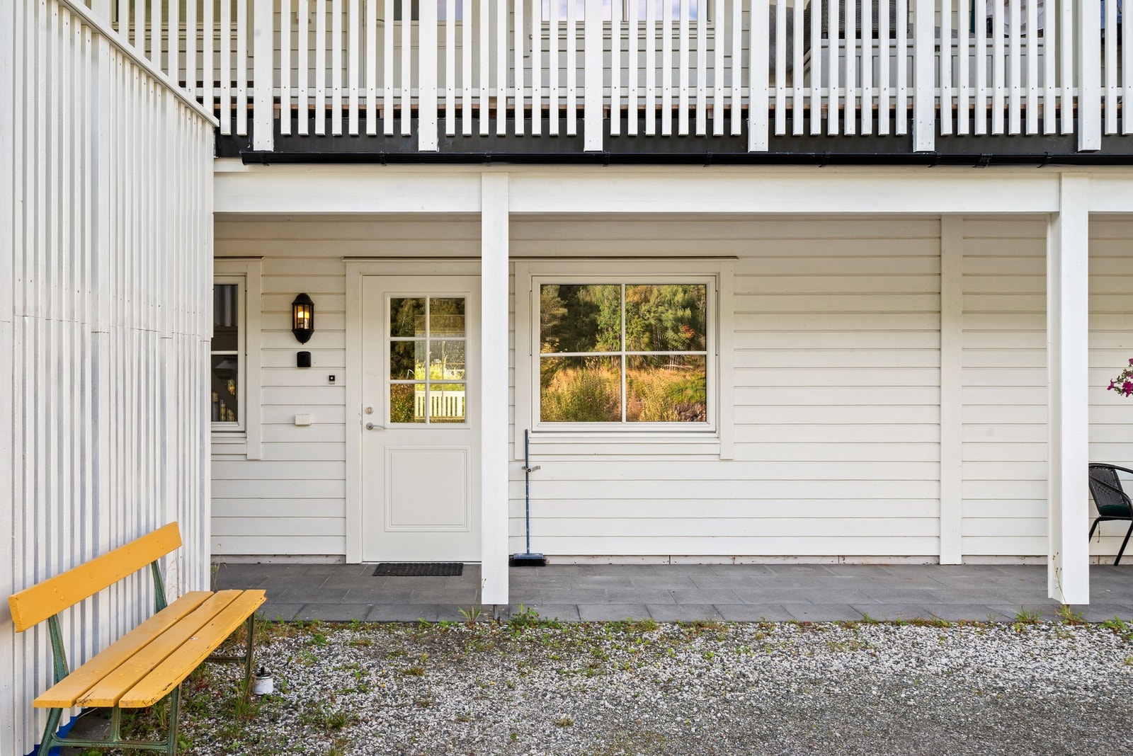 Pent opparbeidet inngangsparti med mulighet for liten sittegruppe. Galleribilde