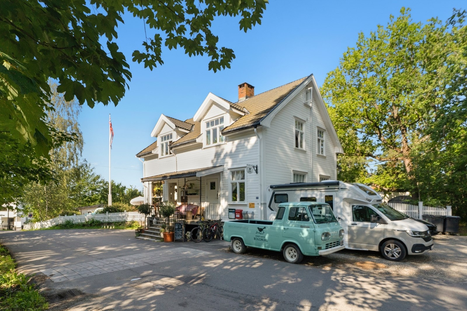 I nærheten ligger også Svartskog kolonial, et lite og koselig landhandleri med kafé i gammel stil. Galleribilde