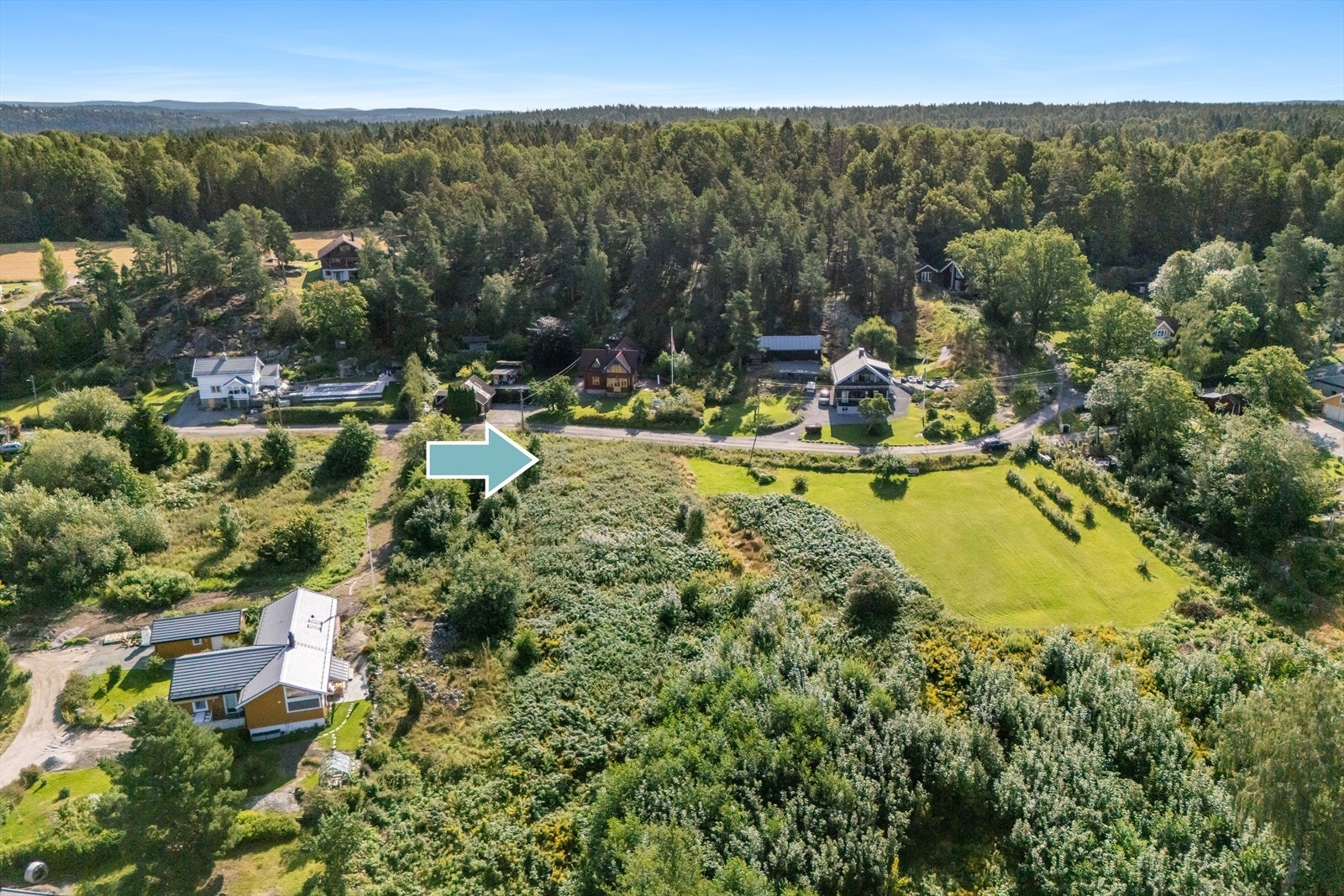 Stor ubebygd tomt med utviklingspotensial. Galleribilde