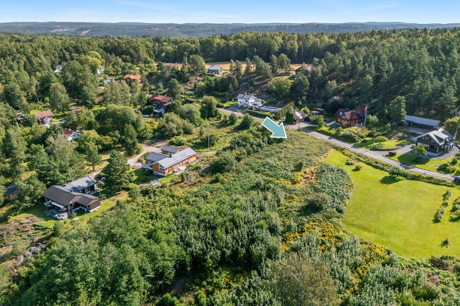 Eiendommen har en svært attraktiv og landlig beliggenhet på Svartskog, ved Bunnefjorden. Galleribilde
