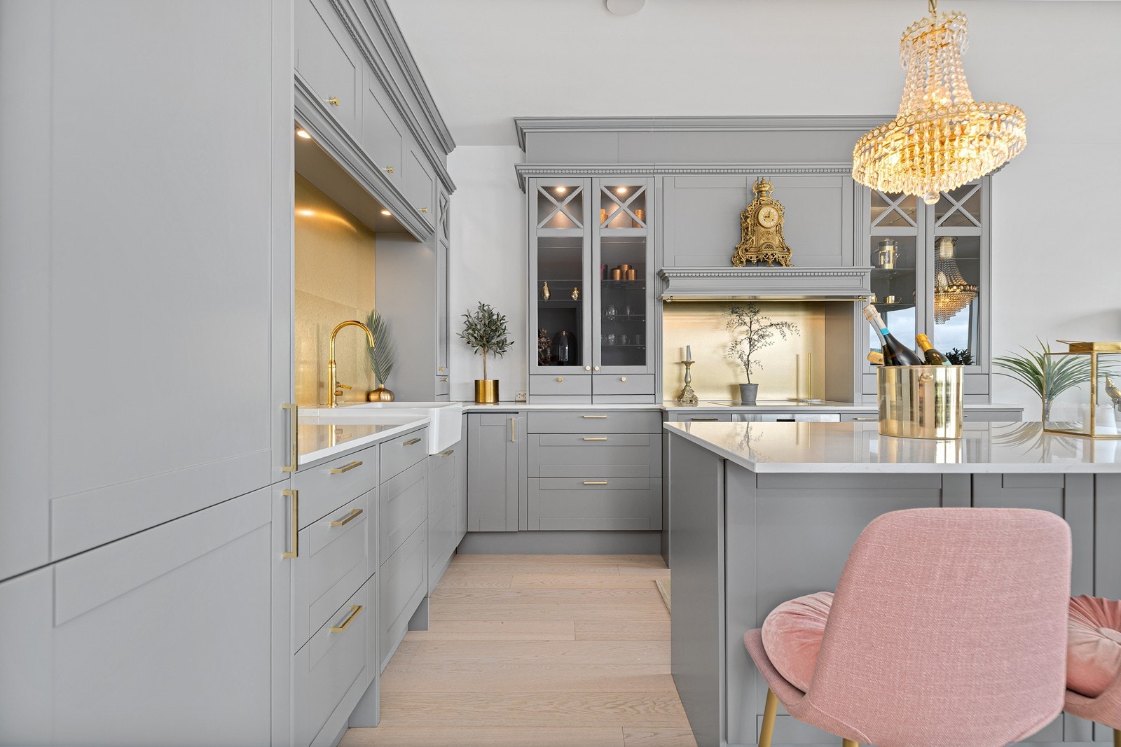 Kjøkkenet består av integrerte hvitevarer og servant. Galleribilde