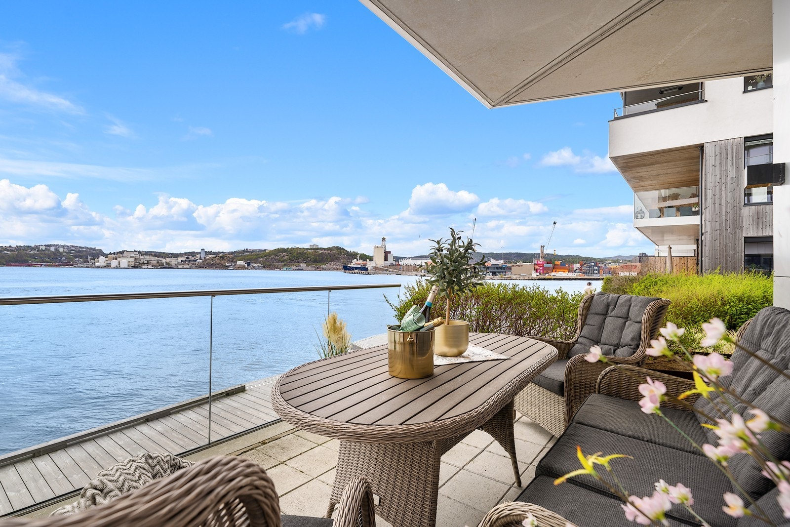 Stor terrasse perfekt tilrettelagt for hygge med venner og familie. Galleribilde