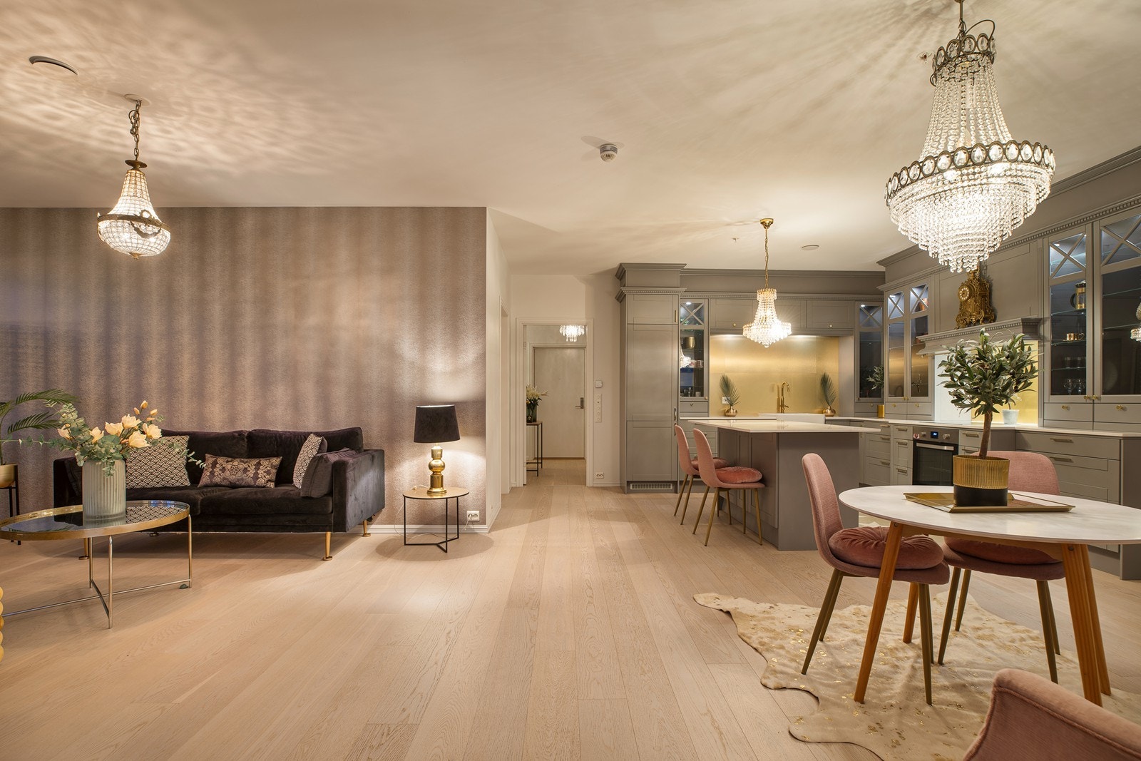 Stuen og kjøkkenet oppleves luftig og har god plass til flere sittesoner. Galleribilde