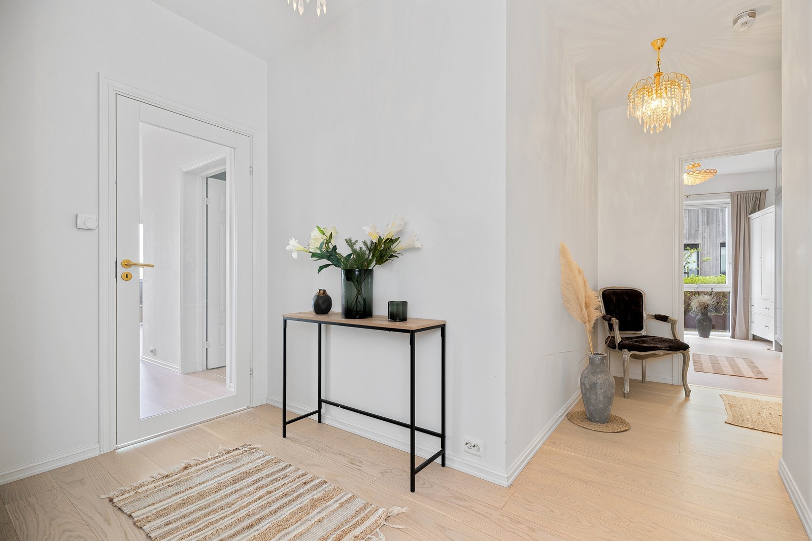 Entré med plass til oppbevaringsmøblement med mer. Galleribilde