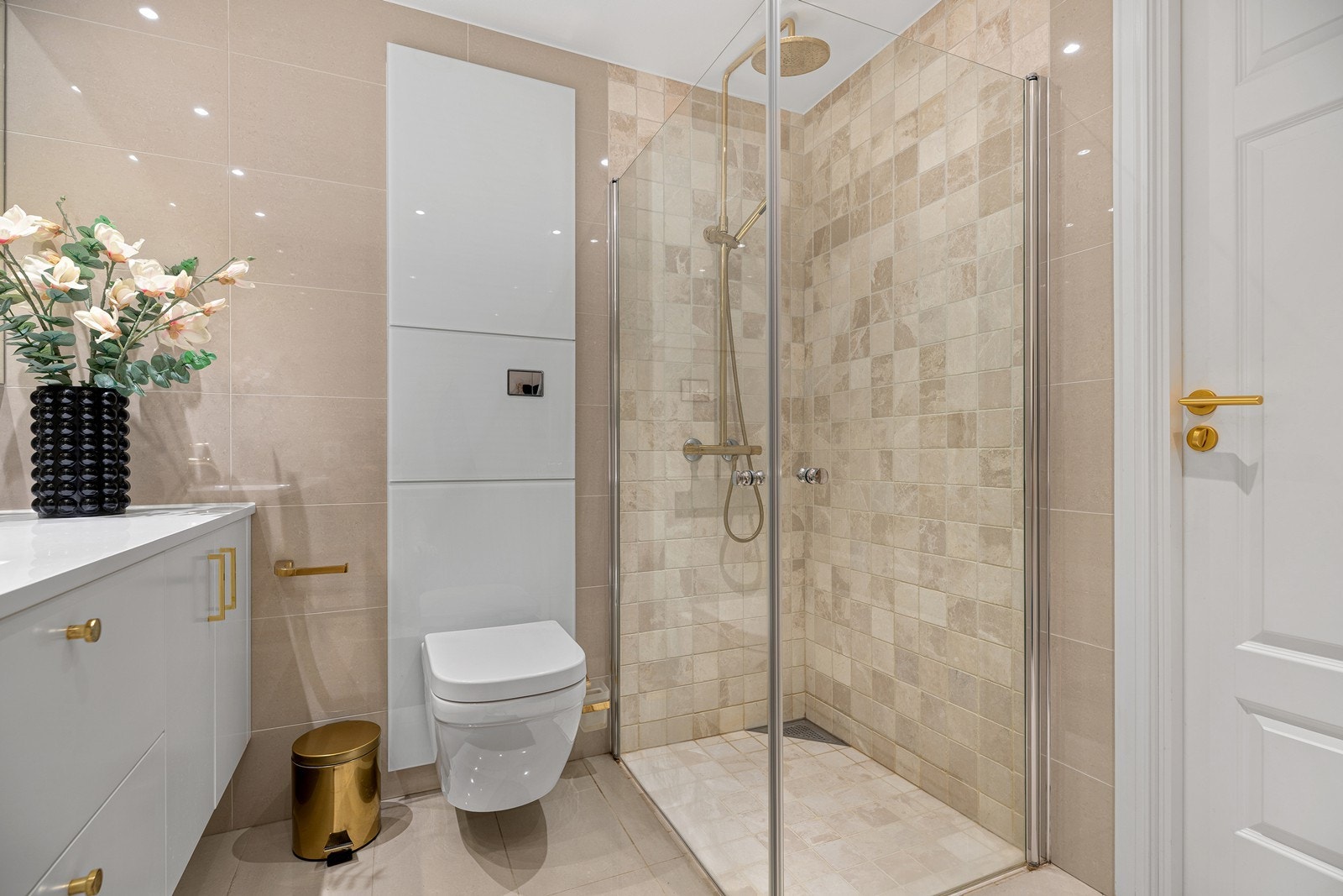 Baderommet består av baderomsmøblement med servant, vegghengt toalett og dusjhjørne med innfellbare glassvegger. Galleribilde